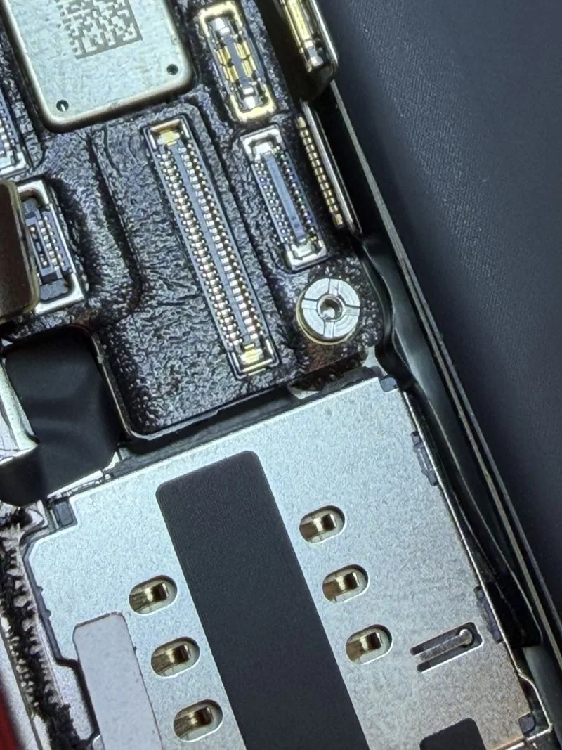 Trabajo de precisión sobre la placa de un celular en el taller de Cellifix