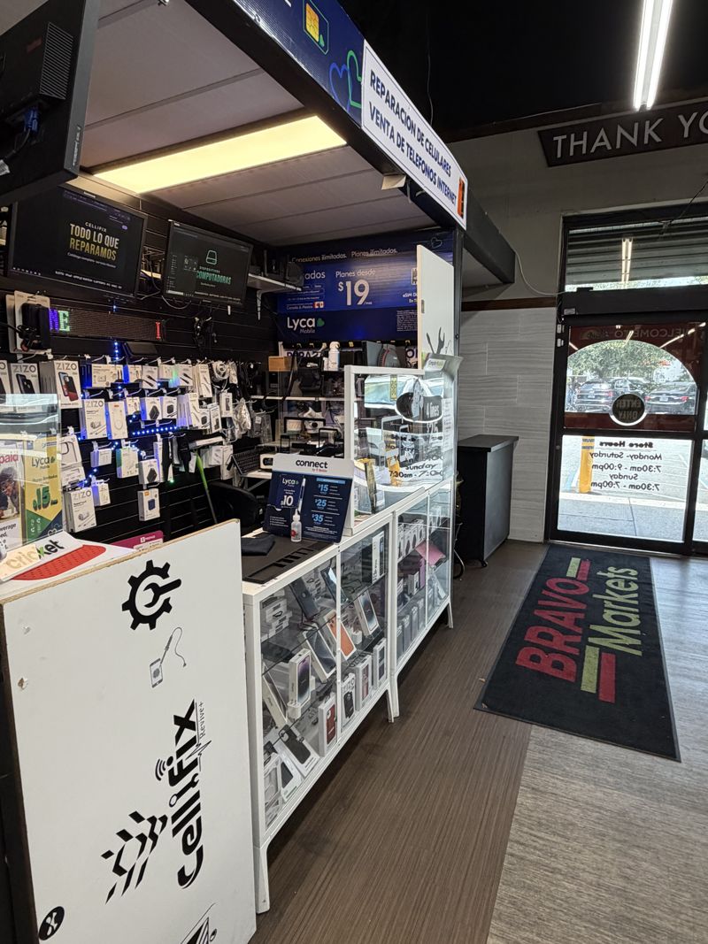 Mostrador de Cellifix con accesorios y servicio de reparación de celulares en Kissimmee