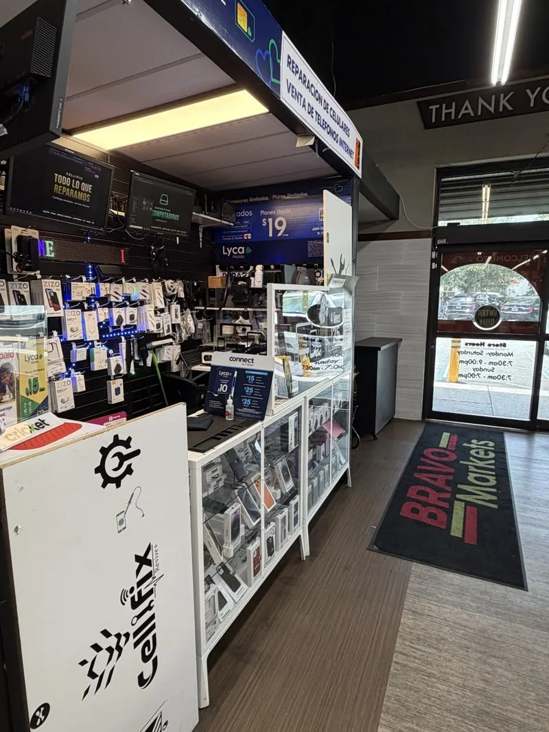 Mostrador de Cellifix con accesorios y servicio de reparación de celulares en Kissimmee