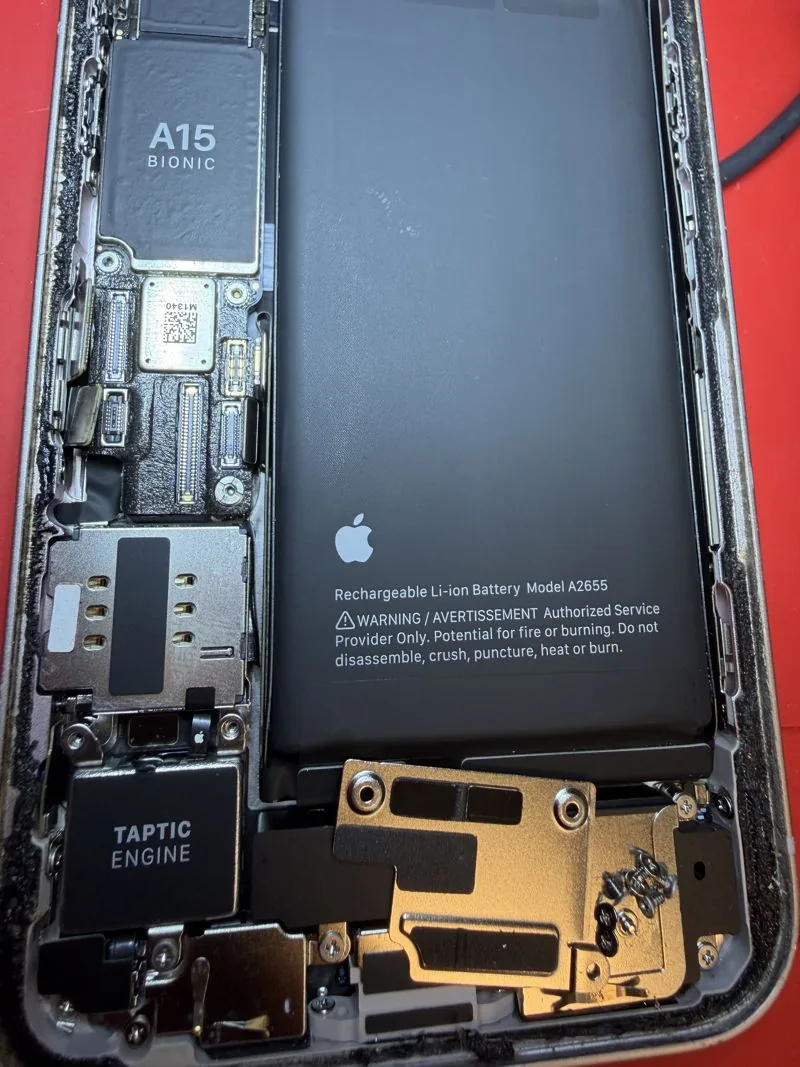 Reparación interna de un iPhone: cambio de batería y revisión de componentes en Cellifix